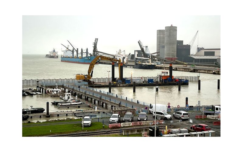 Port de pêche, de commerce et de plaisance ; un poids économique conséquent (…) Port de pêche, de commerce et de plaisance ; un poids économique conséquent (…)